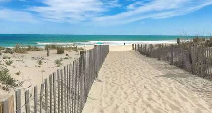 Cozy ground-floor condo w/community pool & furnished patio - walk to the beach