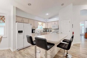 Fridge, microwave, oven, stovetop - Eastern Shore Getaway with Screened Porch, WiFi & Access to 5 Pools & Beach Club (Ocean Pines)