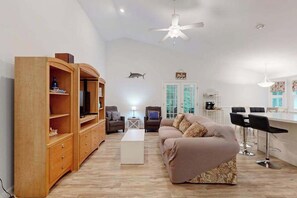 TV, offices - Eastern Shore Getaway with Screened Porch, WiFi & Access to 5 Pools & Beach Club (Ocean Pines)