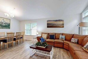 TV, offices - Eastern Shore Getaway with Screened Porch, WiFi & Access to 5 Pools & Beach Club (Ocean Pines)