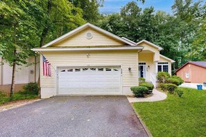 Exterior - Eastern Shore Getaway with Screened Porch, WiFi & Access to 5 Pools & Beach Club (Ocean Pines)