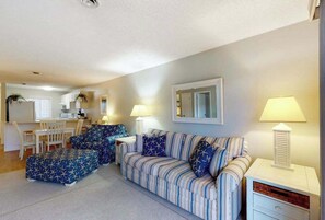 TV, DVD player, offices - Well-Located Condo 2 Blocks from the Beach w/ AC & Private Laundry (Ocean City)