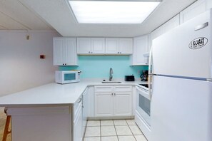 Fridge, microwave, oven, stovetop - Ocean View Condo with Balcony, WiFi, W/D, Central AC & Shared Outdoor Pool (Ocean City)