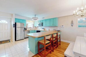 Fridge, microwave, oven, stovetop - Condo with AC, washer/dryer & pool - walk to the beach/Northside Park (Ocean City)