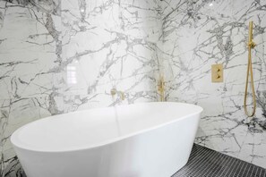 Shower - Stylish 3BR Wimbledon | Roof Terrace & Parking (Greater London)