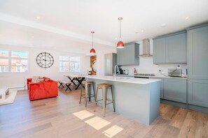Interior - Stylish 3BR Wimbledon | Roof Terrace & Parking (Greater London)