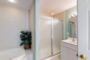 Shower, towels - Bayside condo in Midtown with balcony, pool, sauna, gym & pier (Ocean City)