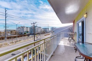 Outdoor dining - Bayside condo in Midtown with balcony, pool, sauna, gym & pier (Ocean City)