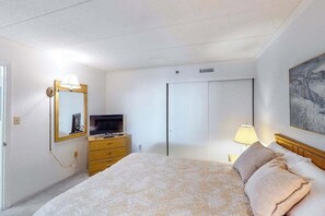 2 bedrooms, iron/ironing board, WiFi, bed sheets - Air-Conditioned, Oceanfront Condo with Balcony, WiFi, W/D & Shared Pool (Ocean City)