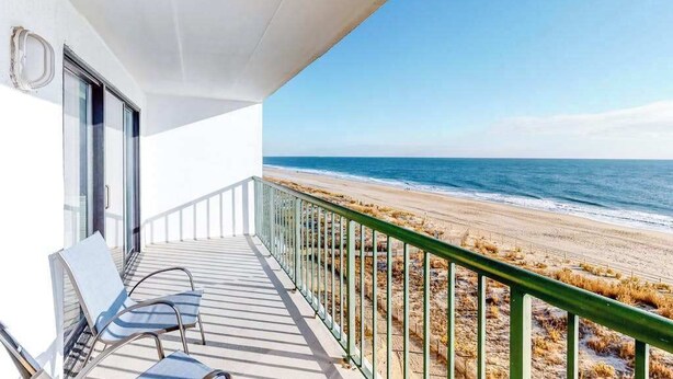 Un balcone con vista sulla spiaggia e sull'oceano.
