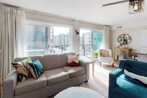 TV, DVD player, offices - Freshly Renovated Ocean Block Condo w/ Balcony, Partial Ocean View, AC & WiFi (Ocean City)