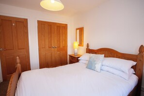 3 habitaciones, tabla de planchar con plancha, wifi y ropa de cama 