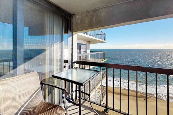 Property grounds - Sunny inviting condo with balcony, washer/dryer, pools, gym & tennis (Ocean City)