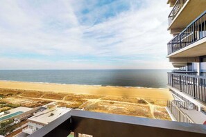 Property grounds - Sunny inviting condo with balcony, pools, gym, sauna & AC (Ocean City)