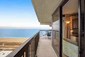 Property grounds - Gorgeous beachfront condo with balcony, pools, gym & game room (Ocean City)