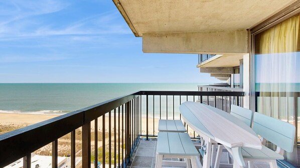 Property grounds - Gorgeous beachfront condo with balcony, pools, gym & game room (Ocean City)