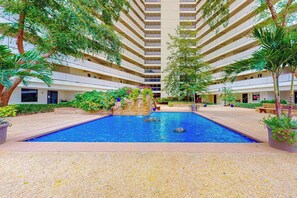Pool - Unique beach condo near the water with balcony, pools, game room & AC (Ocean City)