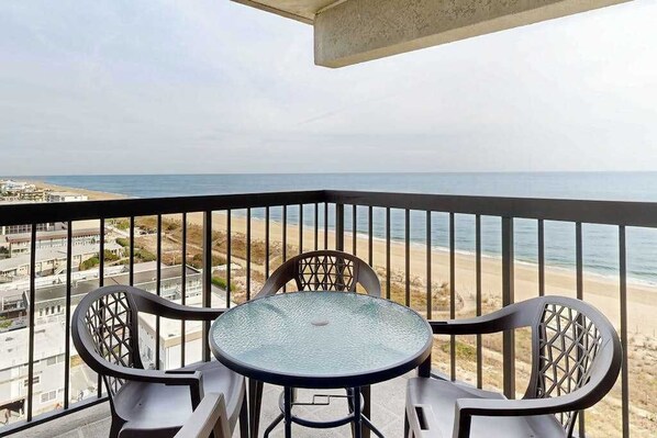 Outdoor dining - Beachfront condo with balcony, pools, game room, tennis, sauna & gym (Ocean City)