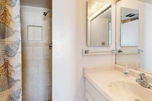 Douche, serviettes fournies
