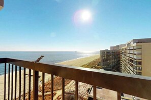 Property grounds - Incredible & well-equipped beach condo with pools, gym, sauna & game room (Ocean City)
