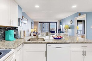 Fridge, microwave, oven, stovetop - Great beach condo in Prime Location with balcony, W/D, pools & Gym (Ocean City)