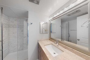 Een douche, handdoeken