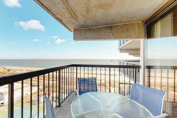 Outdoor dining - Updated, ocean-view condo with balcony, pools, saunas, game room & gym (Ocean City)