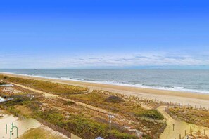 On the beach - Welcoming beach retreat with tennis court views, pools, gym & sauna (Ocean City)