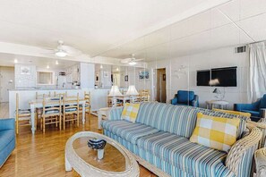 TV, DVD player, offices - Welcoming beach retreat with tennis court views, pools, gym & sauna (Ocean City)