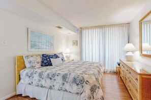 2 bedrooms, iron/ironing board, WiFi, bed sheets - Welcoming beach retreat with tennis court views, pools, gym & sauna (Ocean City)