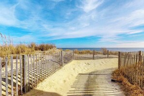 On the beach - Oceanfront condo with stunning view, large balcony, AC, WiFi & shared pool (Ocean City)