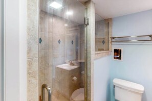 Shower, towels - Oceanfront condo with stunning view, large balcony, AC, WiFi & shared pool (Ocean City)