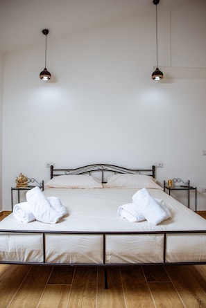 5 chambres, fer et planche à repasser, Wi-Fi, draps fournis
