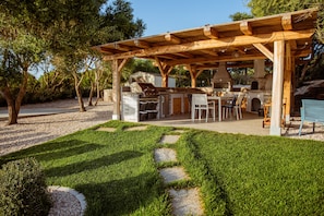 Outdoor dining - Villa Rose Sardinia 200m from the Beach – Private Pool & Garden (Calasetta)