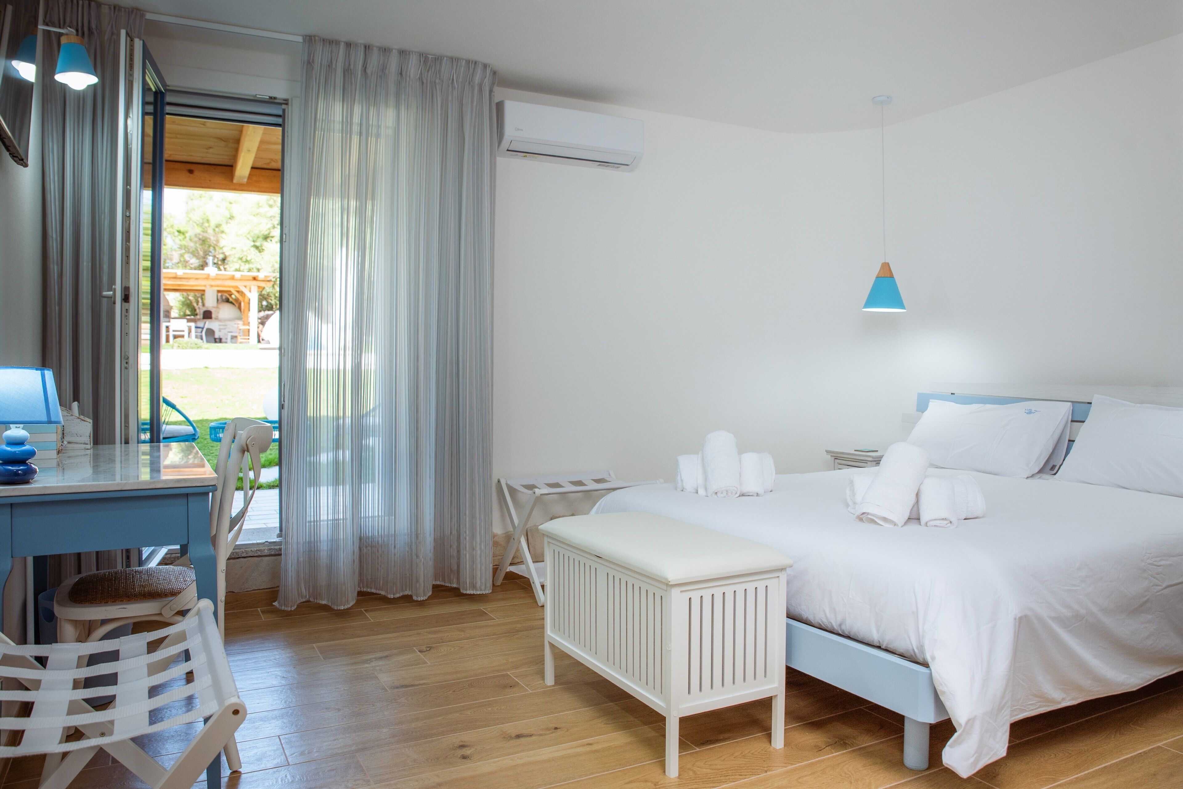 5 bedrooms, iron/ironing board, WiFi, bed sheets