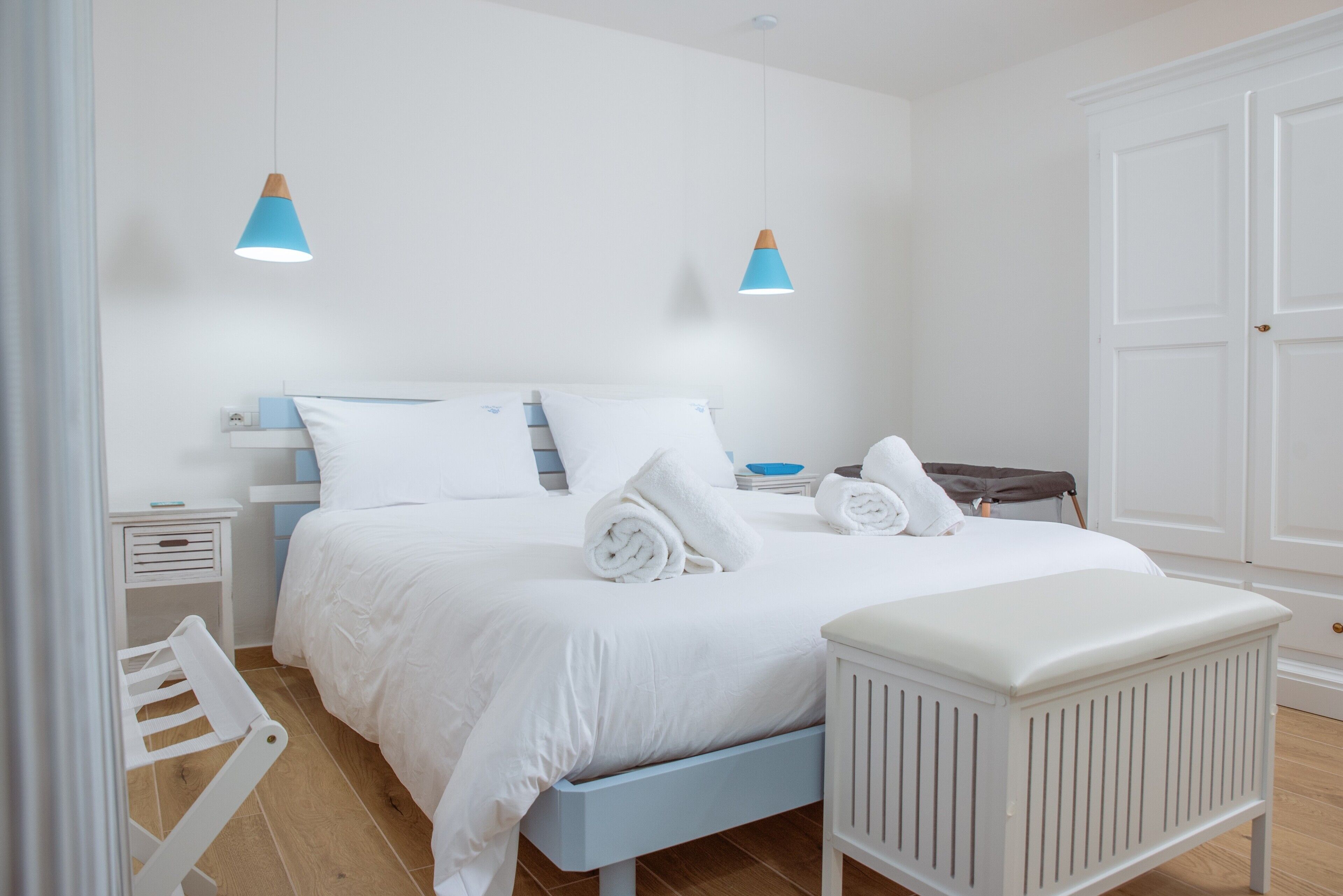 5 bedrooms, iron/ironing board, WiFi, bed sheets