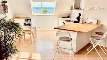 Coffee/tea maker, fridge, oven, stovetop