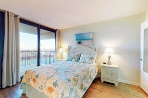 Room - Convenient condo near the beach with balcony, pools, gym & sauna (Ocean City)