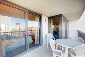 Outdoor dining - Convenient condo near the beach with balcony, pools, gym & sauna (Ocean City)