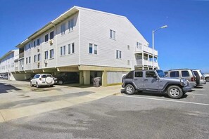 Exterior - Oceanfront Townhouse w/Outdoor Deck, Washer/Dryer, Great Beach Location (Ocean City)