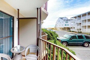 Property grounds - Convenient Condo w/Private Balcony, Partial A/C, Free WiFi (Ocean City)