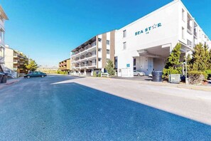 Exterior - Top-Floor, Ocean View Condo with Central AC, WiFi & Balcony - Walk to the Beach (Ocean City)