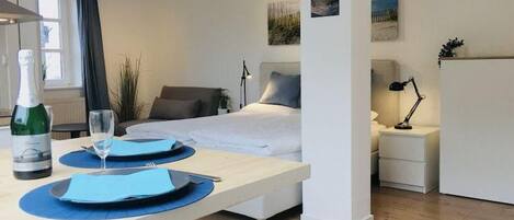 Travel crib, free WiFi