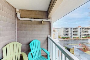 Property grounds - One Block to the Beach Casual Condo with WiFi, Central AC & Washer/Dryer (Ocean City)