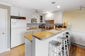 Fridge, microwave, oven, stovetop - Newly updated condo - less than a block to the beach (Ocean City)
