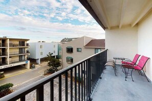 Property grounds - Newly updated condo - less than a block to the beach (Ocean City)