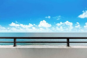 Property grounds - Oceanfront Condo with 2 Balconies, WiFi, AC, Laundry & Shared Outdoor Pool (Ocean City)