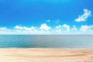 On the beach - Oceanfront Condo with 2 Balconies, WiFi, AC, Laundry & Shared Outdoor Pool (Ocean City)