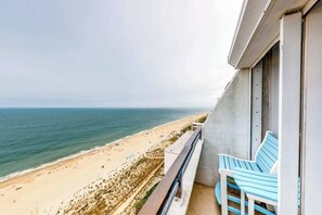 Property grounds - Oceanfront Condo with 2 Balconies, WiFi, AC, Laundry & Shared Outdoor Pool (Ocean City)