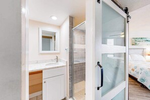 Shower, towels - Newly updated oceanfront condo with enclosed balcony, AC, WiFi & shared pool (Ocean City)